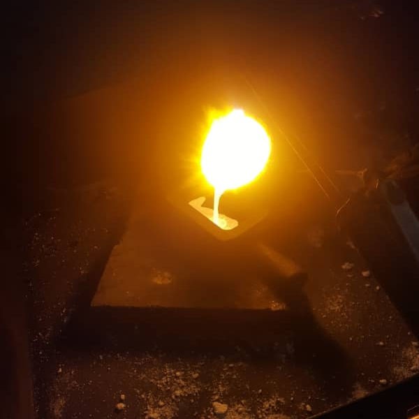 Pouring ingots